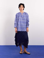 Load image into Gallery viewer, Blue Patterned Satin Pullover